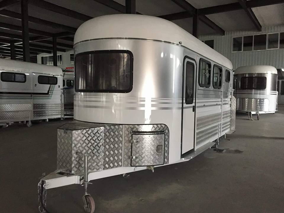 Удлиненный поплавок с угловой нагрузкой для 2 лошадей