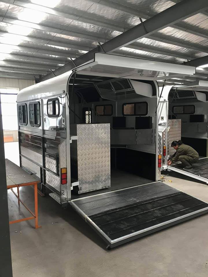 Удлиненный поплавок с угловой нагрузкой для 2 лошадей