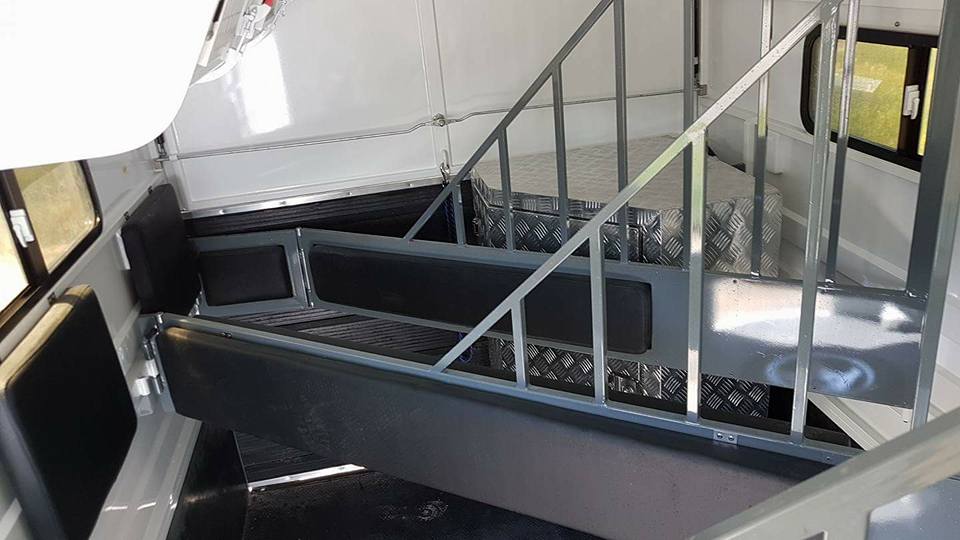 Удлиненный поплавок с угловой нагрузкой для 2 лошадей