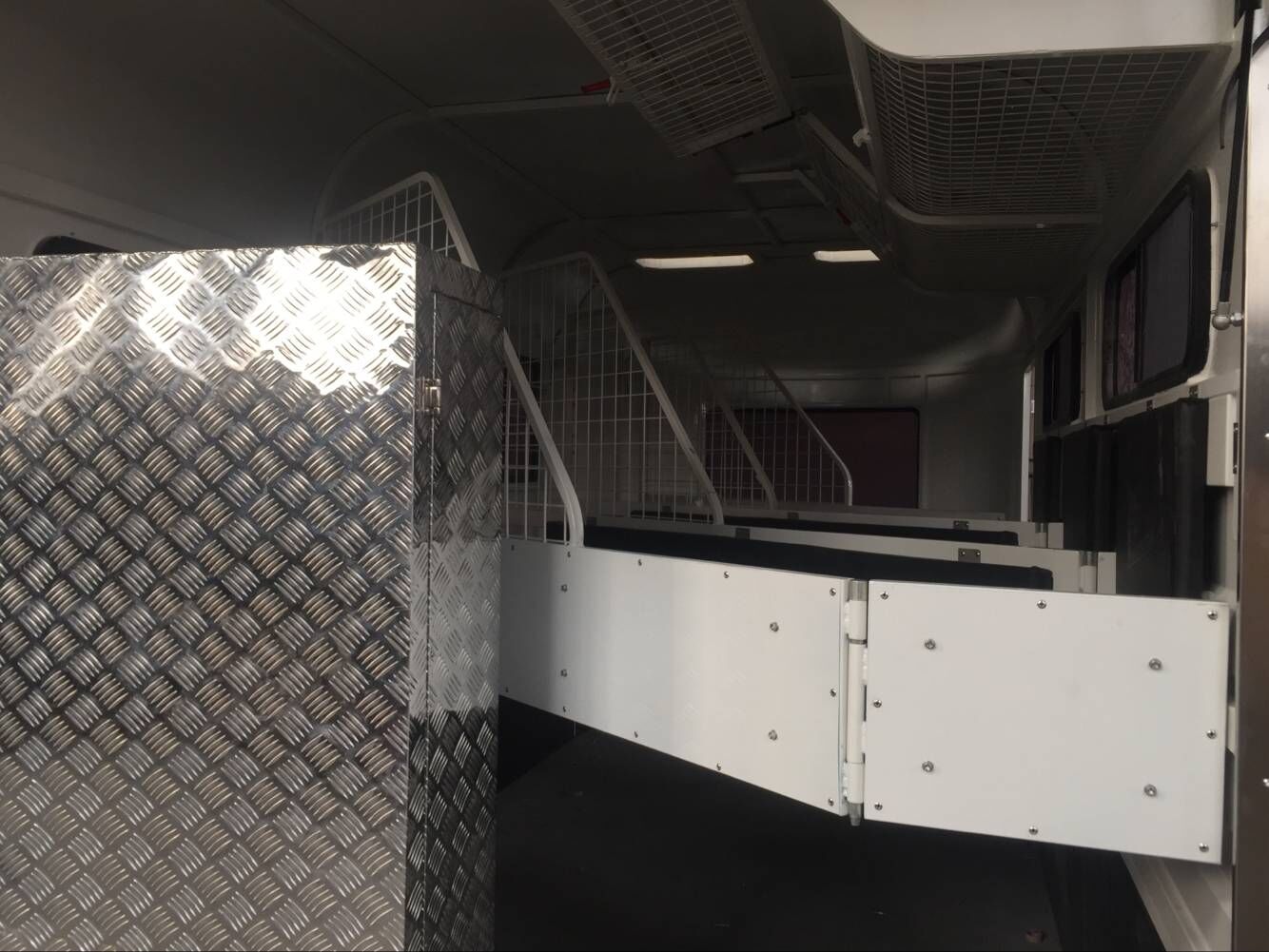 Поплавок с угловой нагрузкой для 3 лошадей