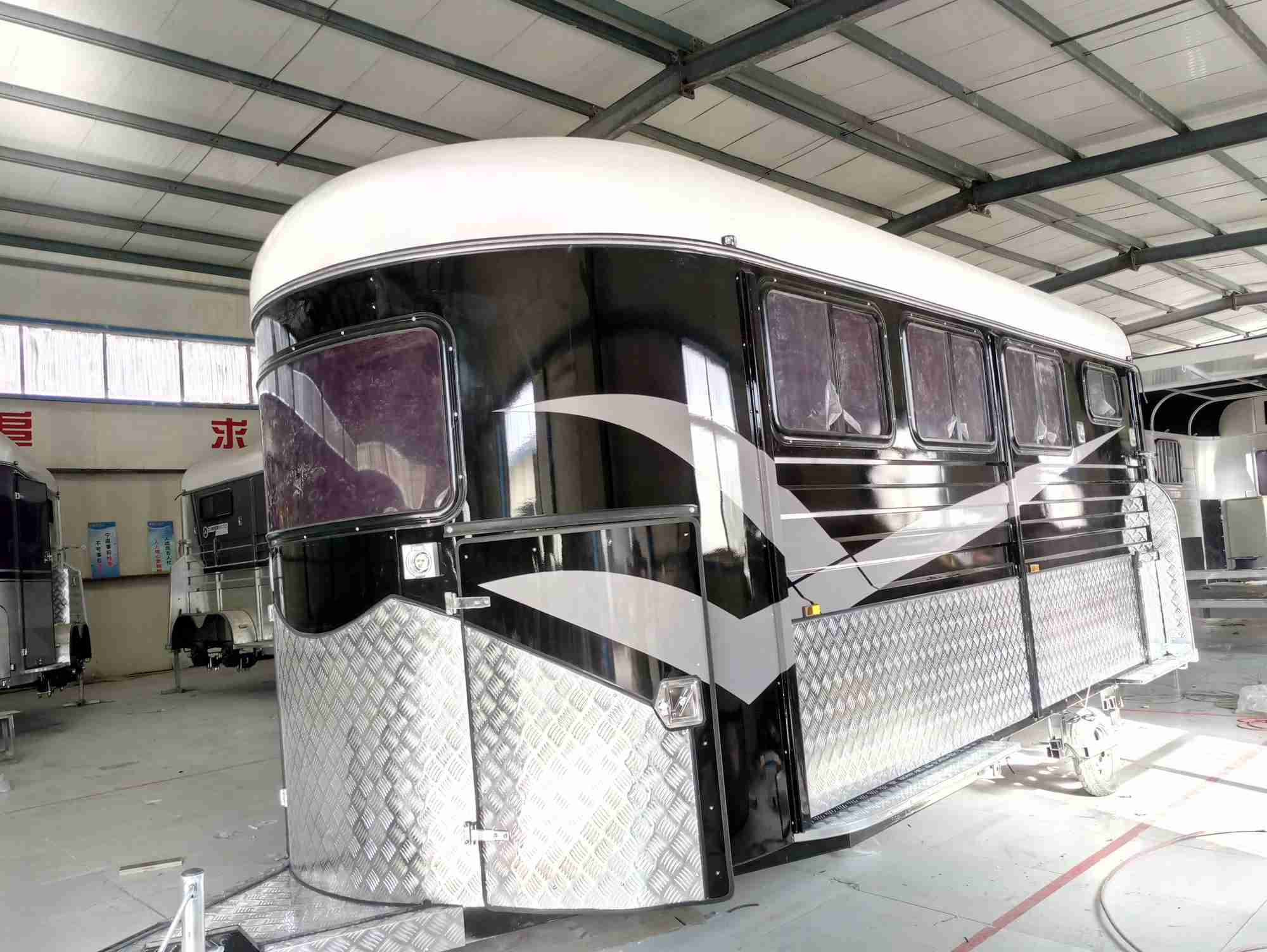 Поплавок для лошадей типа Deluxe для 3 лошадей