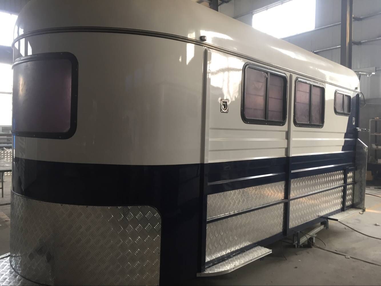 Поплавок с угловой нагрузкой для 3 лошадей