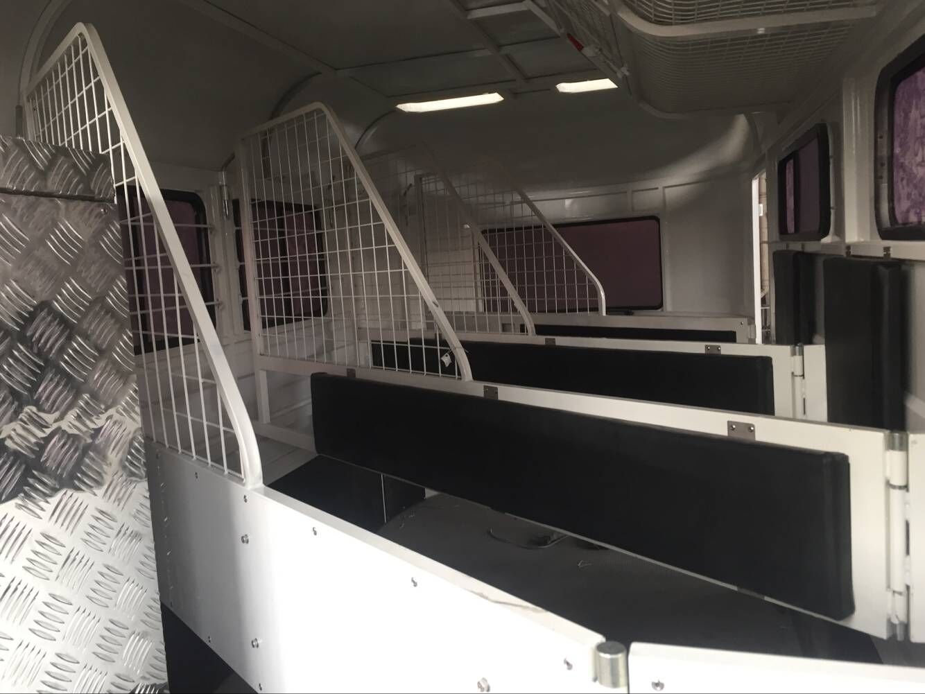 Поплавок с угловой нагрузкой для 3 лошадей