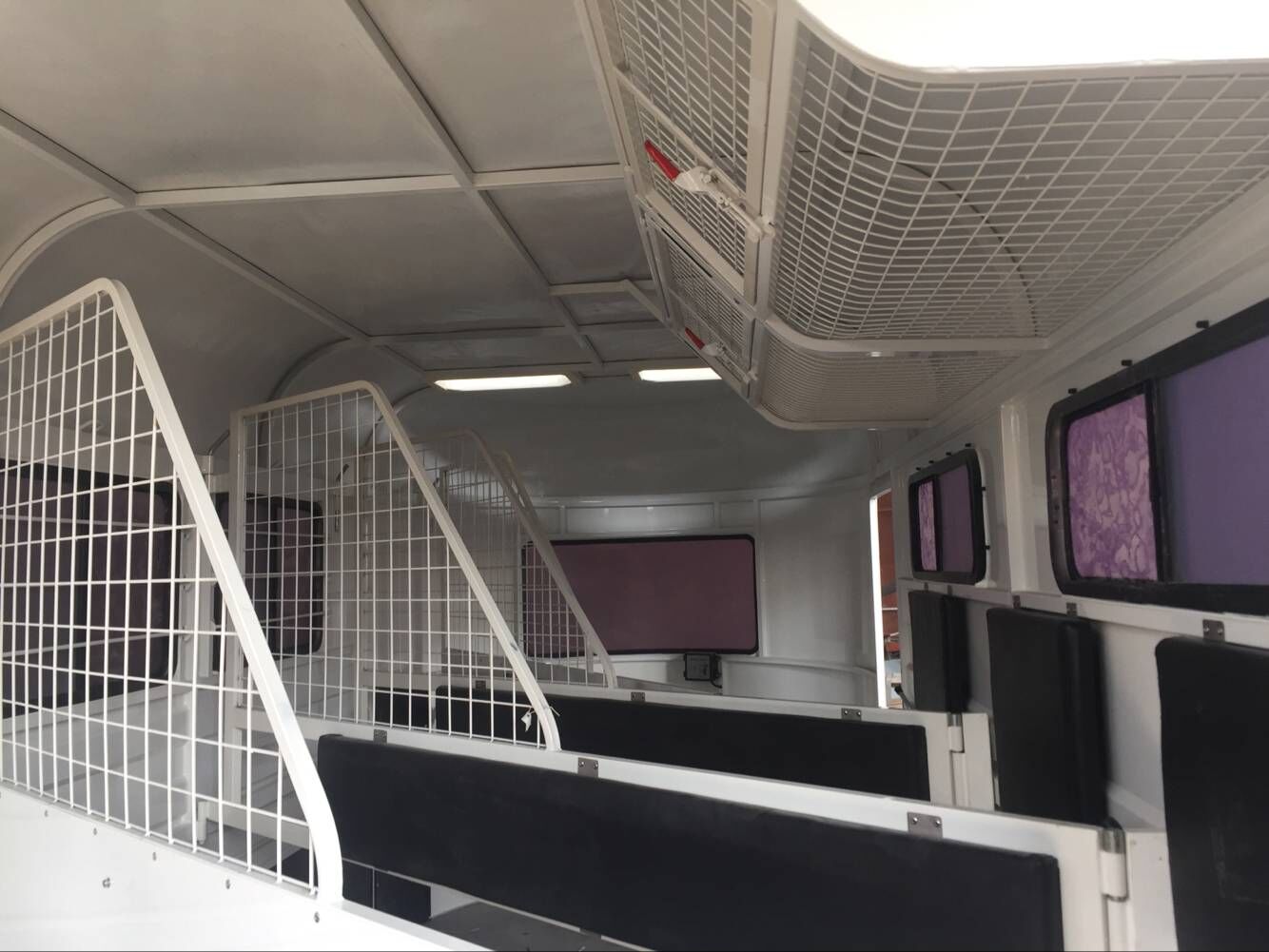 Поплавок с угловой нагрузкой для 3 лошадей