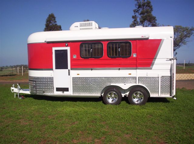 Удлиненный поплавок с угловой нагрузкой для 2 лошадей