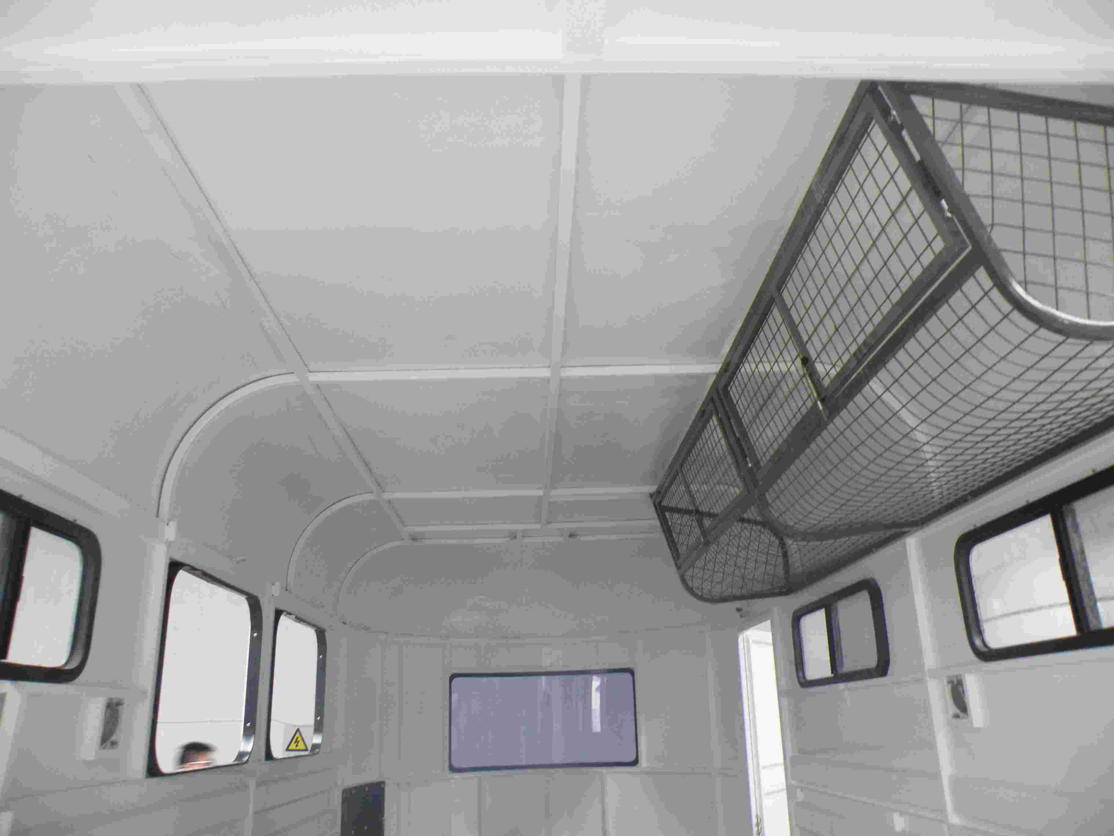 Поплавок с угловой нагрузкой для 3 лошадей