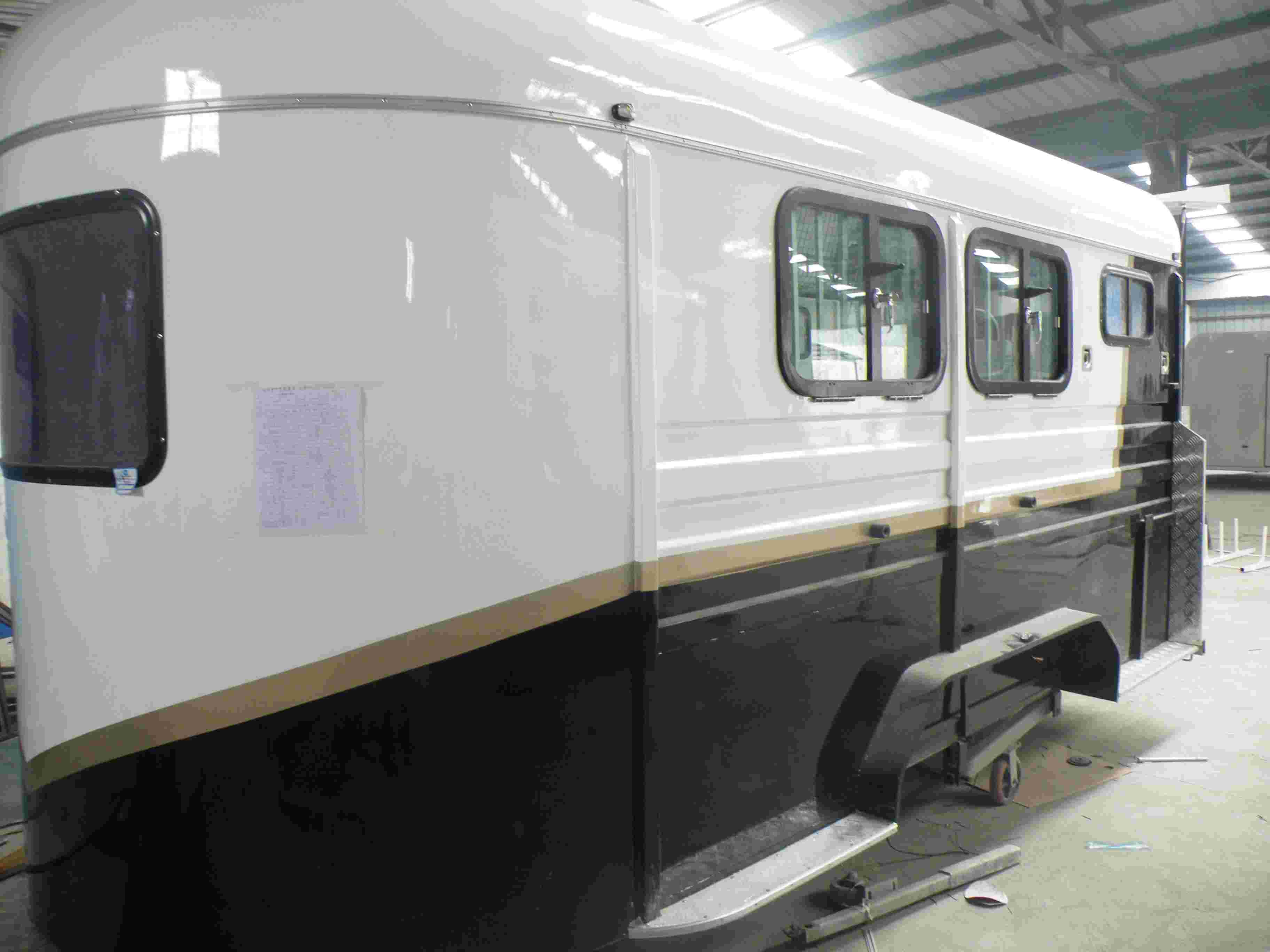 Поплавок с угловой нагрузкой для 3 лошадей