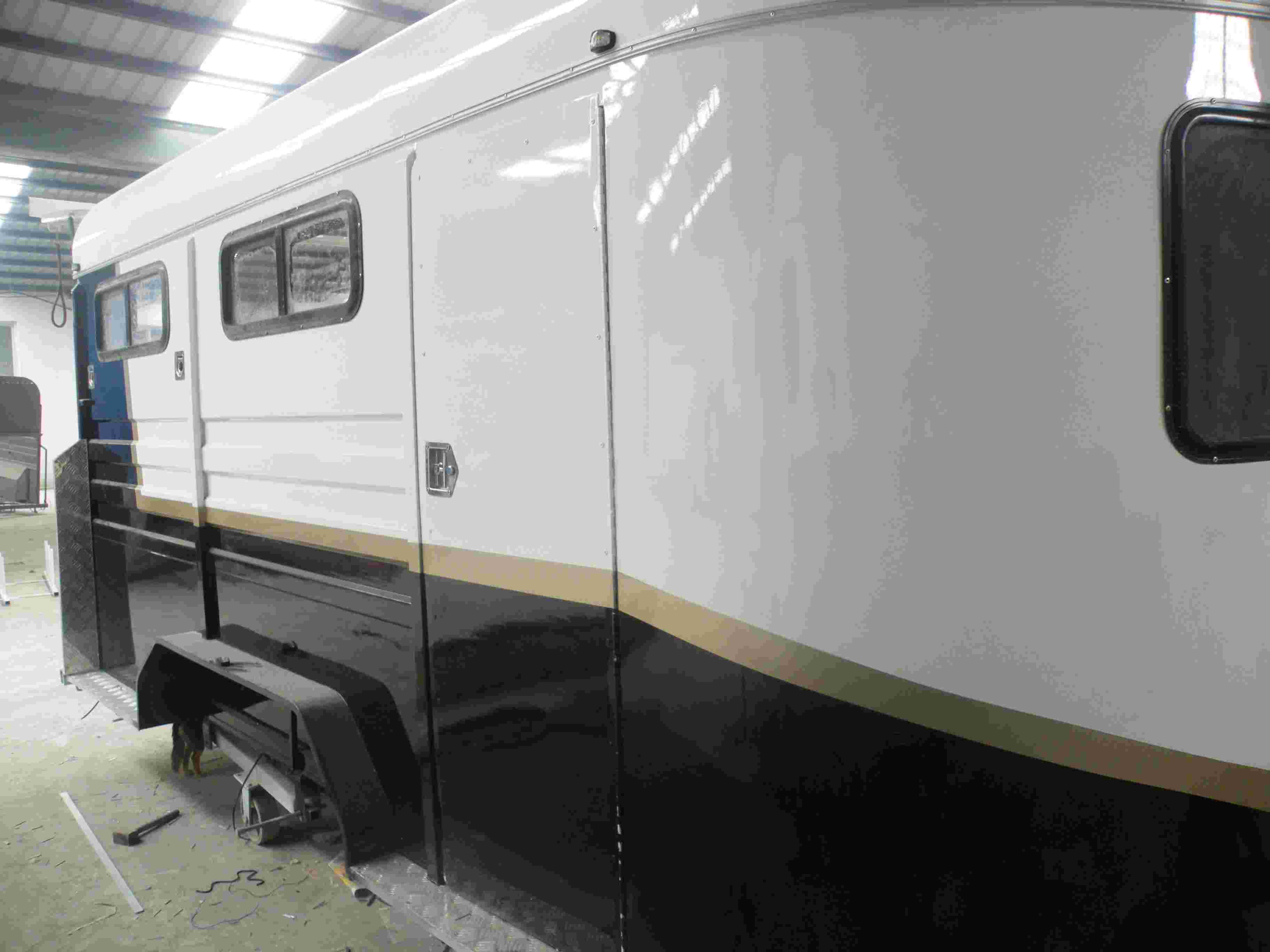 Поплавок с угловой нагрузкой для 3 лошадей