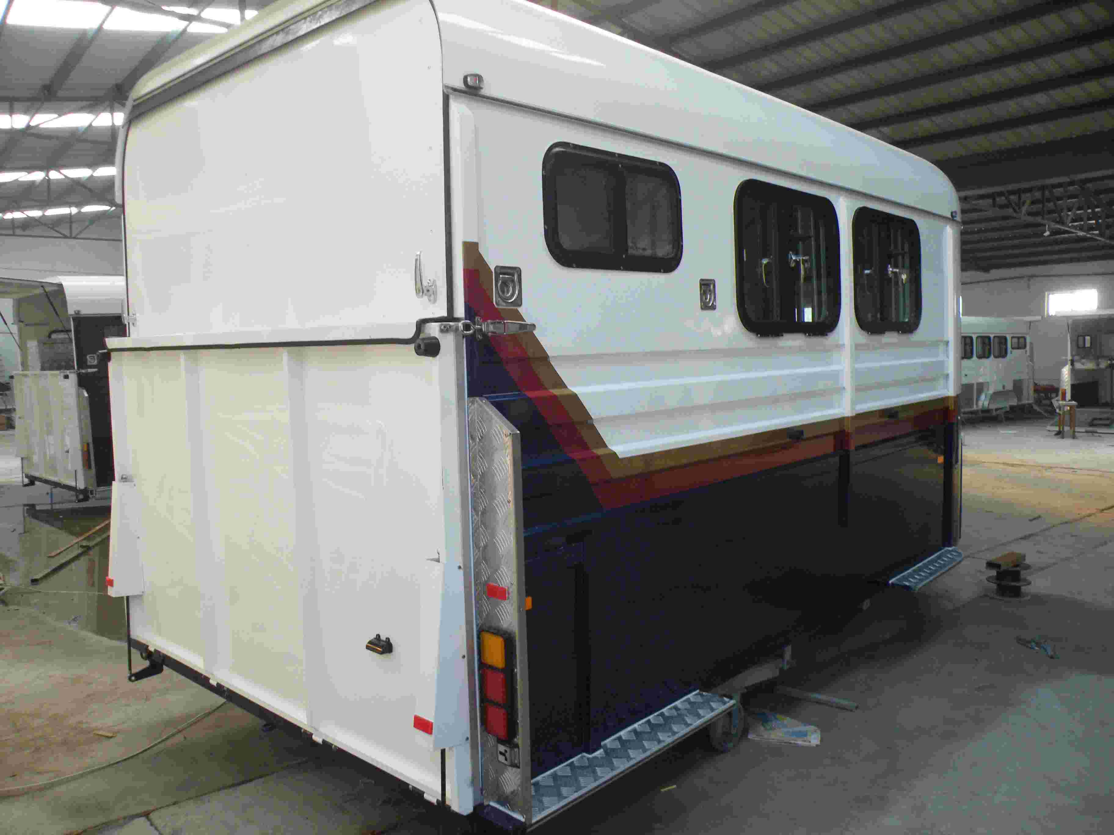 Удлиненный поплавок с угловой нагрузкой для 2 лошадей