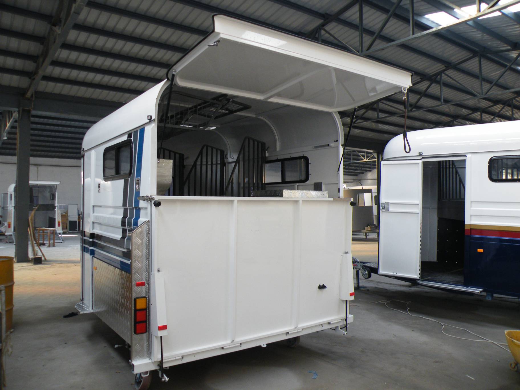 Удлиненный поплавок с угловой нагрузкой для 2 лошадей