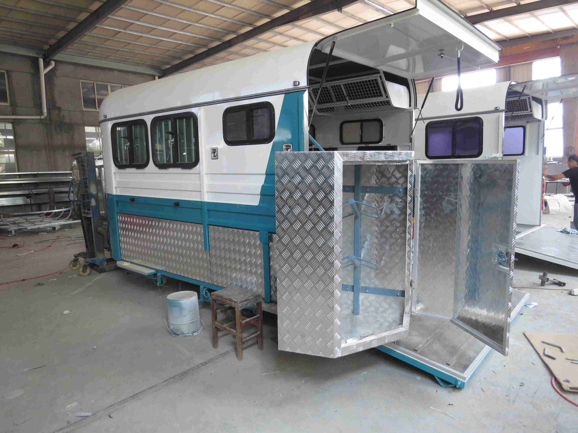 Удлиненный поплавок с угловой нагрузкой для 2 лошадей