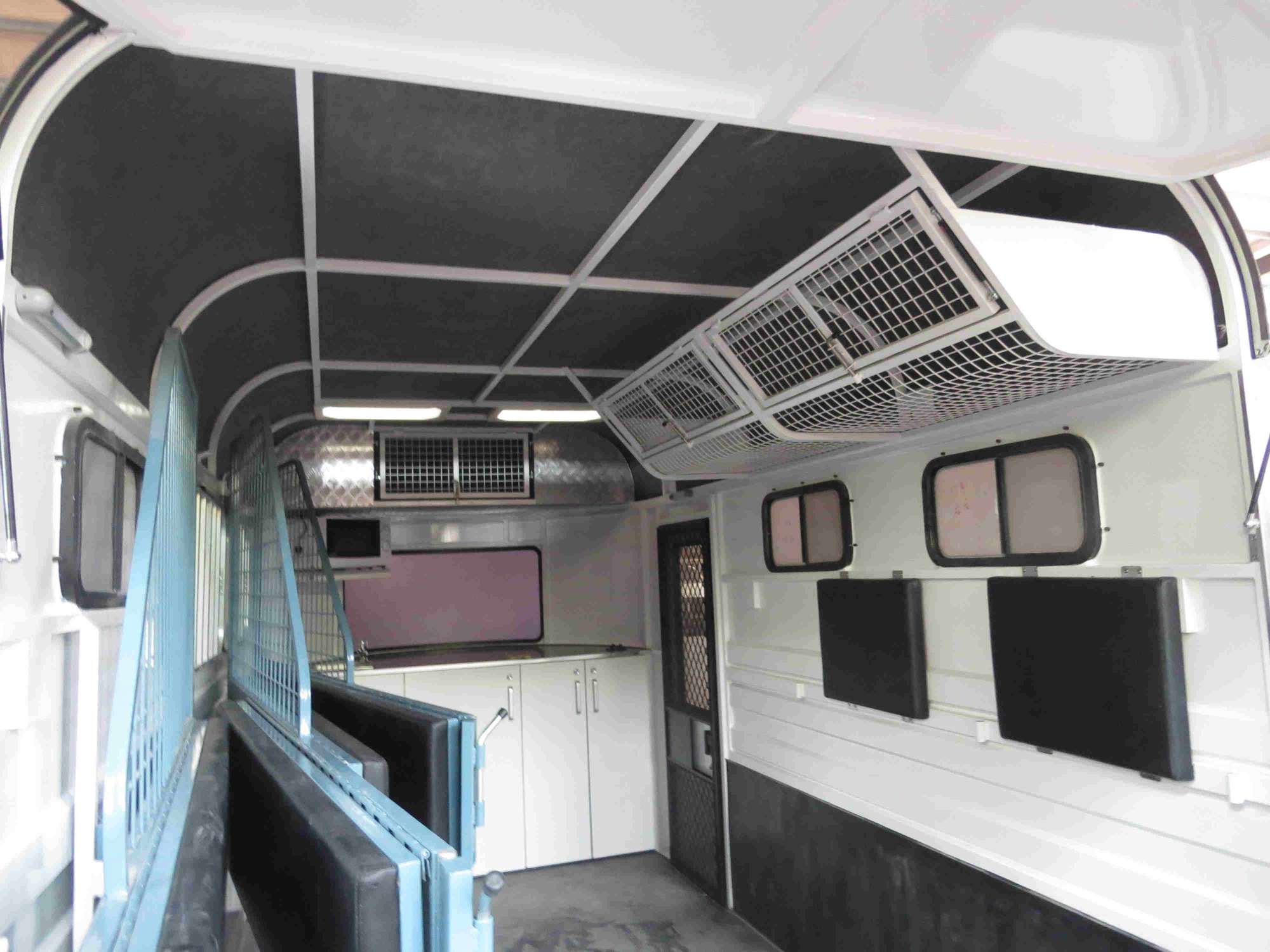 Удлиненный поплавок с угловой нагрузкой для 2 лошадей