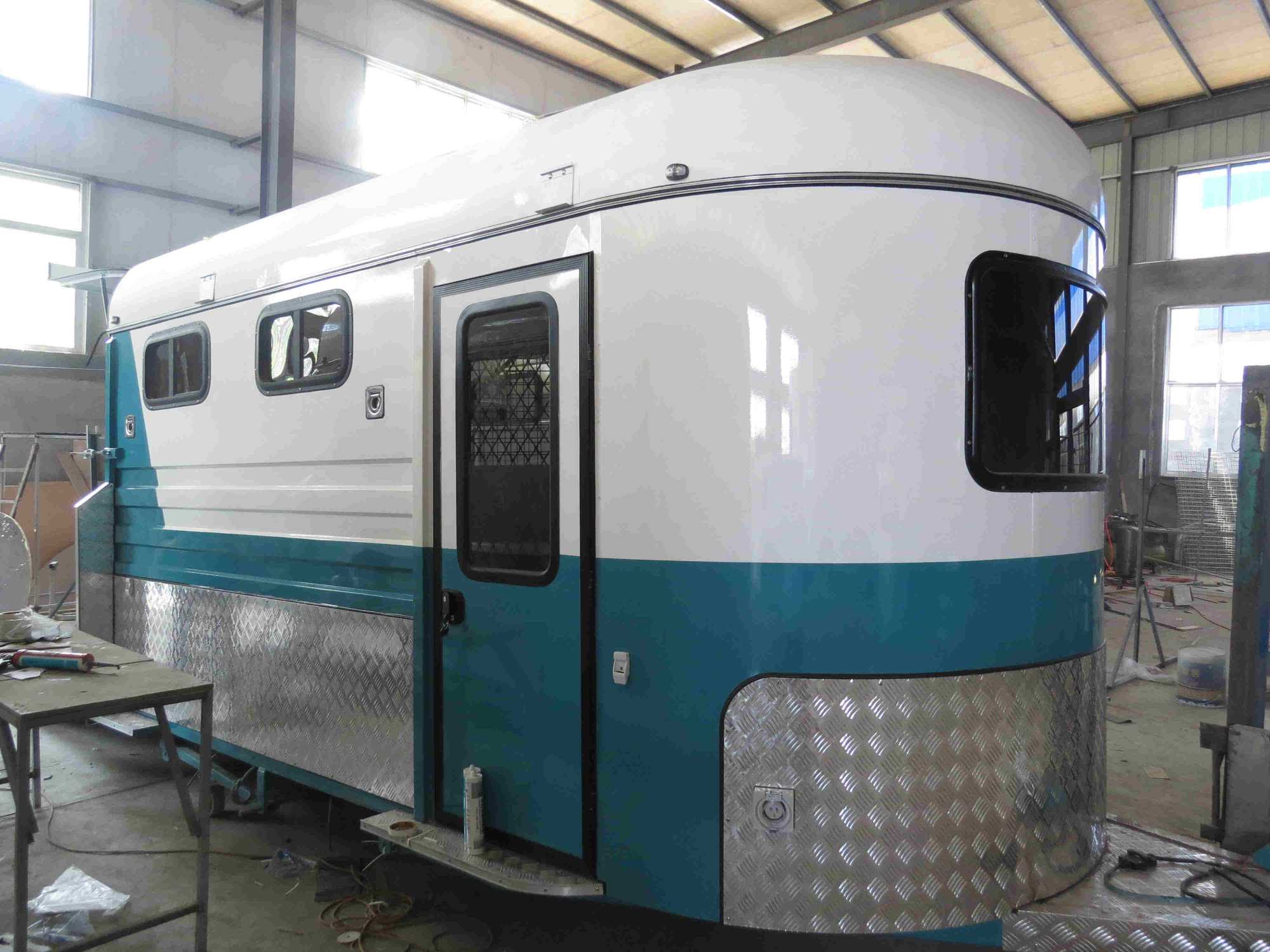 Удлиненный поплавок с угловой нагрузкой для 2 лошадей