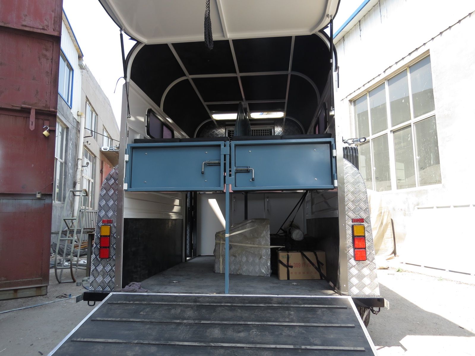 Поплавок для лошадей типа Deluxe для 2 лошадей