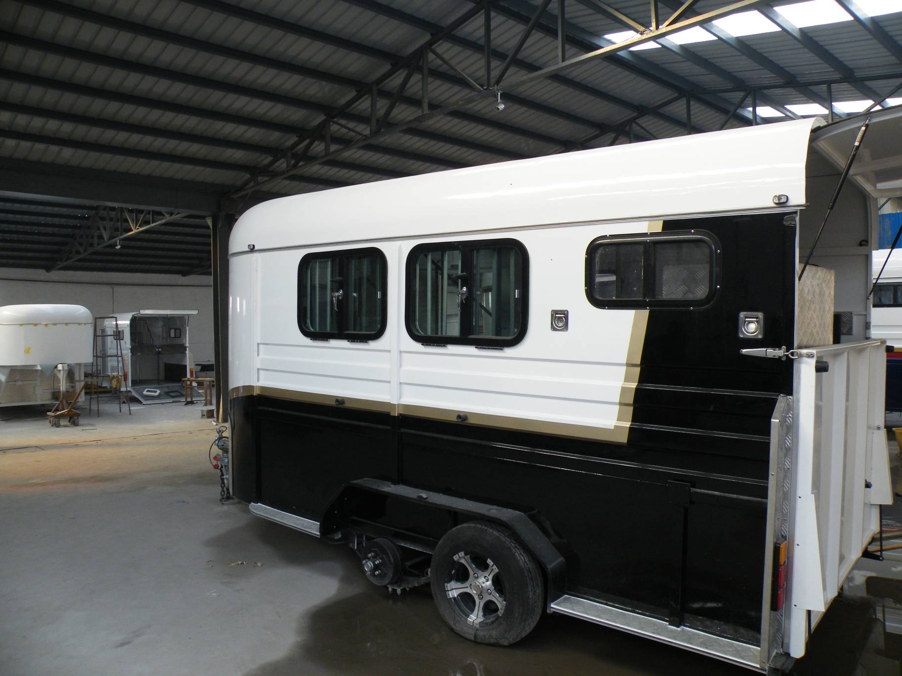 Удлиненный поплавок с угловой нагрузкой для 2 лошадей