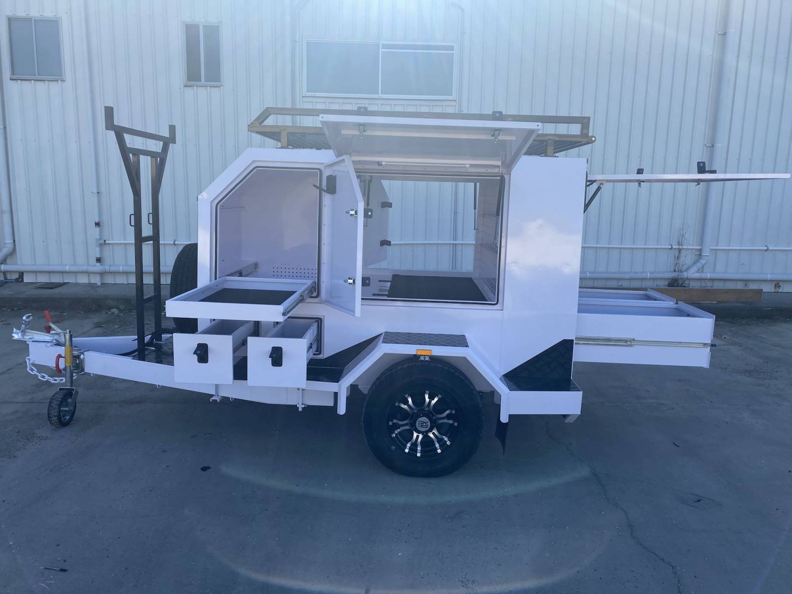Одноосный большой прицеп для торговли