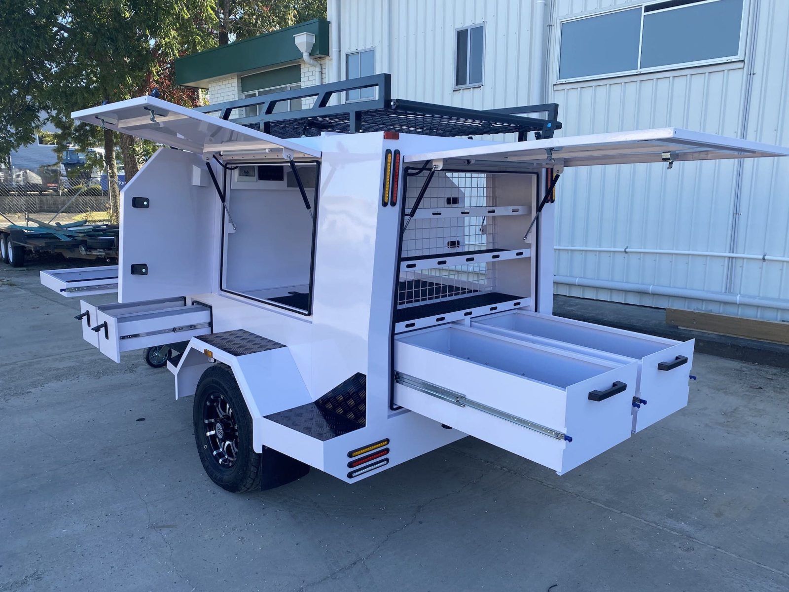 Одноосный большой прицеп для торговли