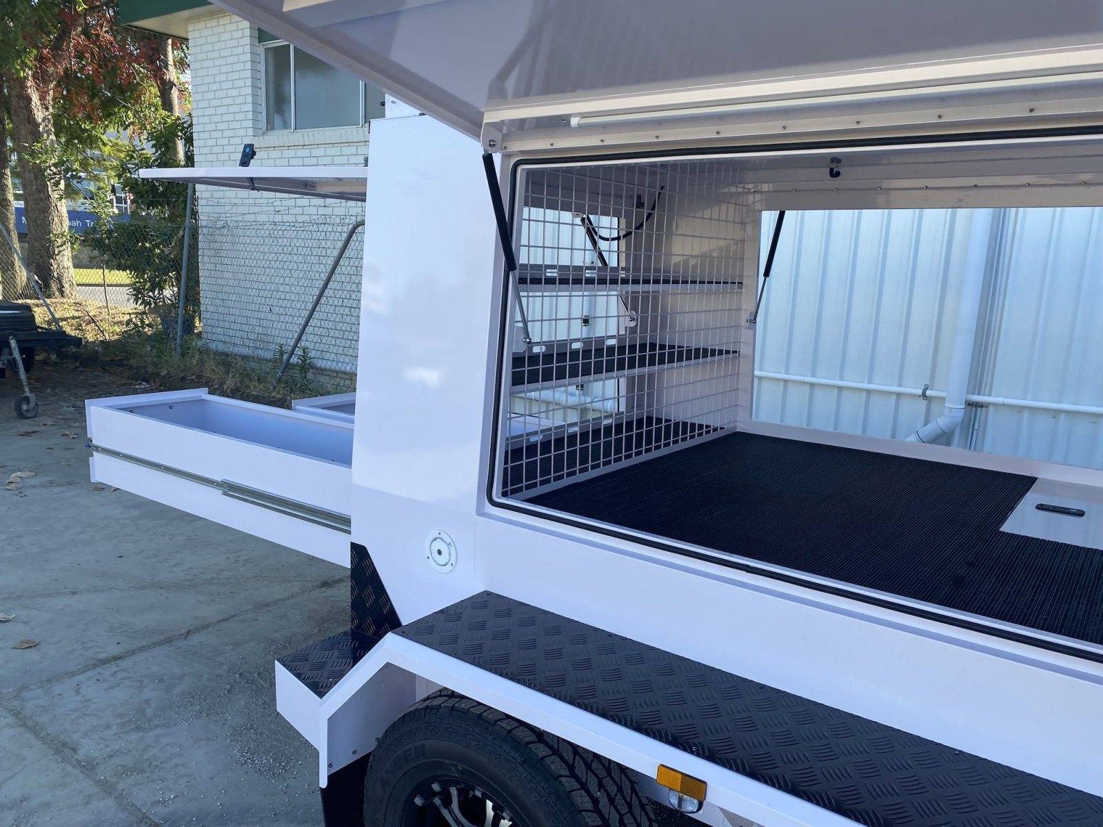 Двухосный прицеп большого размера