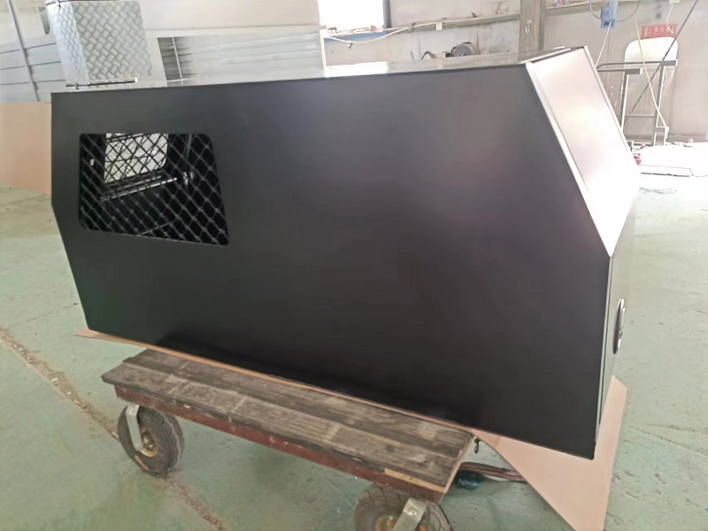 Компактный грузовик с навесом в виде крыла чайки