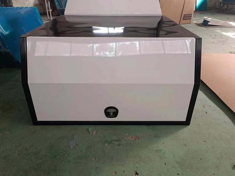 Компактный грузовик с навесом в виде крыла чайки