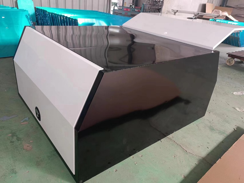 Компактный грузовик с навесом в виде крыла чайки