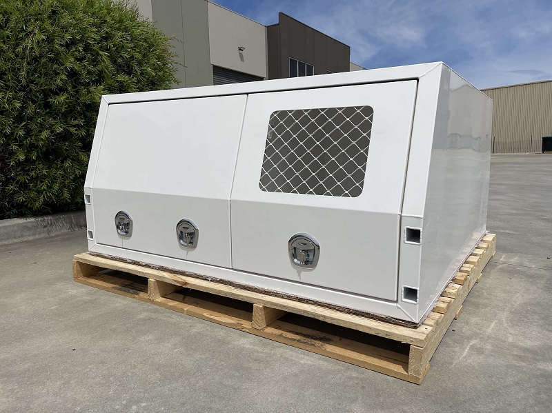 Пикап с навесом типа «крыло чайки»