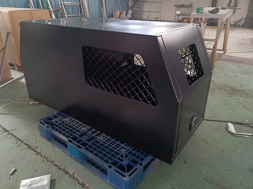 Навес Ute из черного сплава с будкой для собаки