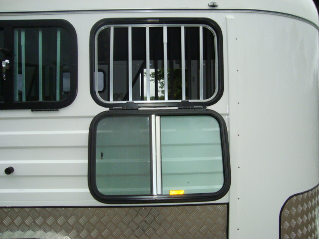 Удлиненный поплавок с угловой нагрузкой для 2 лошадей