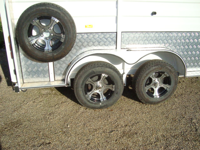 Удлиненный поплавок с угловой нагрузкой для 2 лошадей