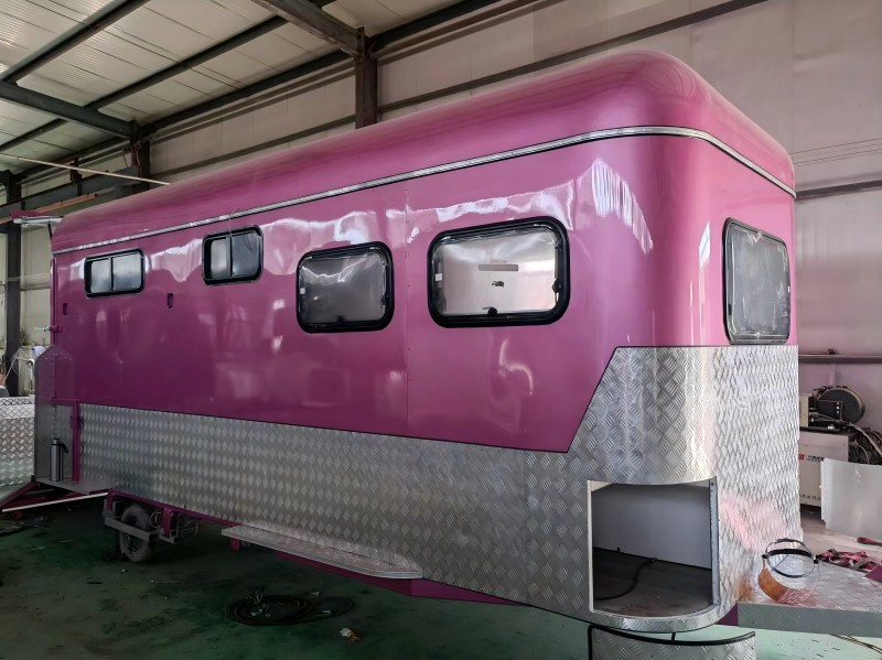 индивидуальный поплавок для лошади с квадратной передней частью