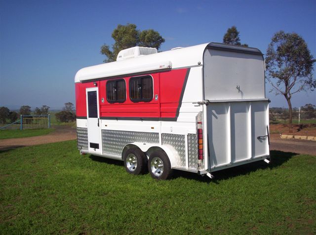 Удлиненный поплавок с угловой нагрузкой для 2 лошадей