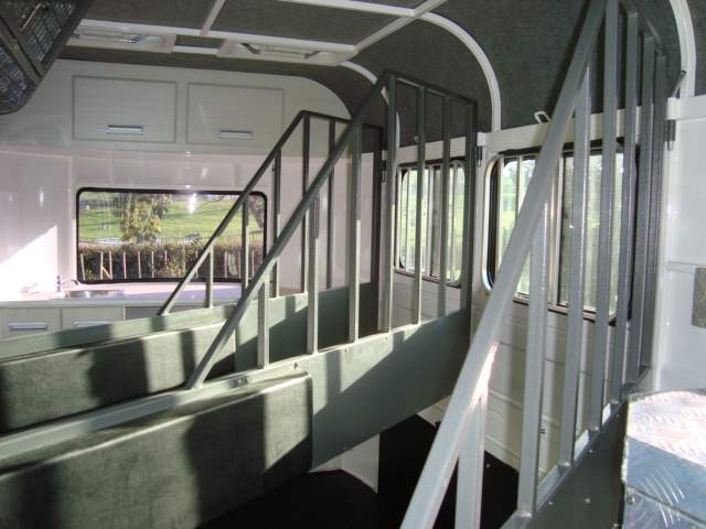 Удлиненный поплавок с угловой нагрузкой для 2 лошадей