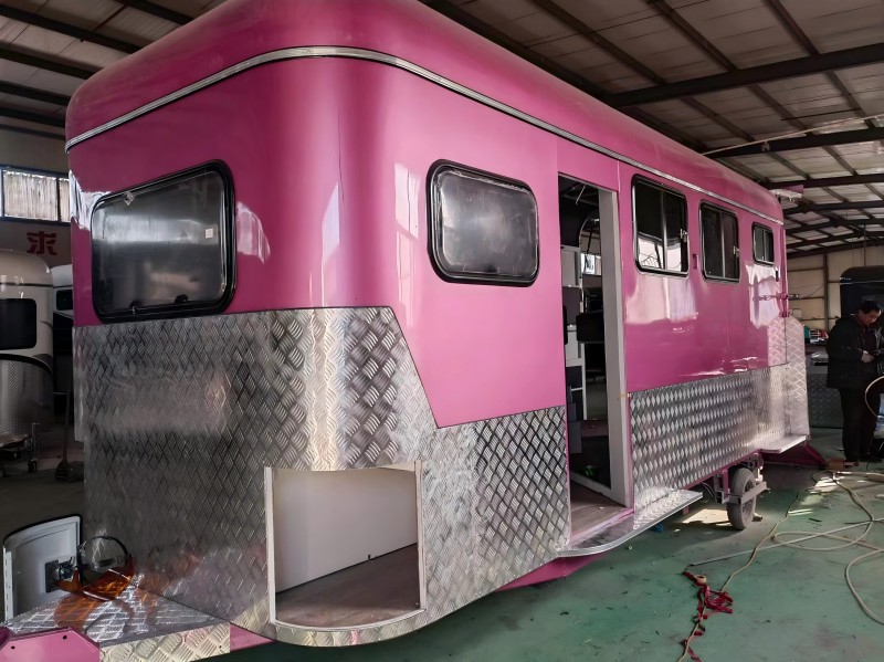 индивидуальный поплавок для лошади с квадратной передней частью