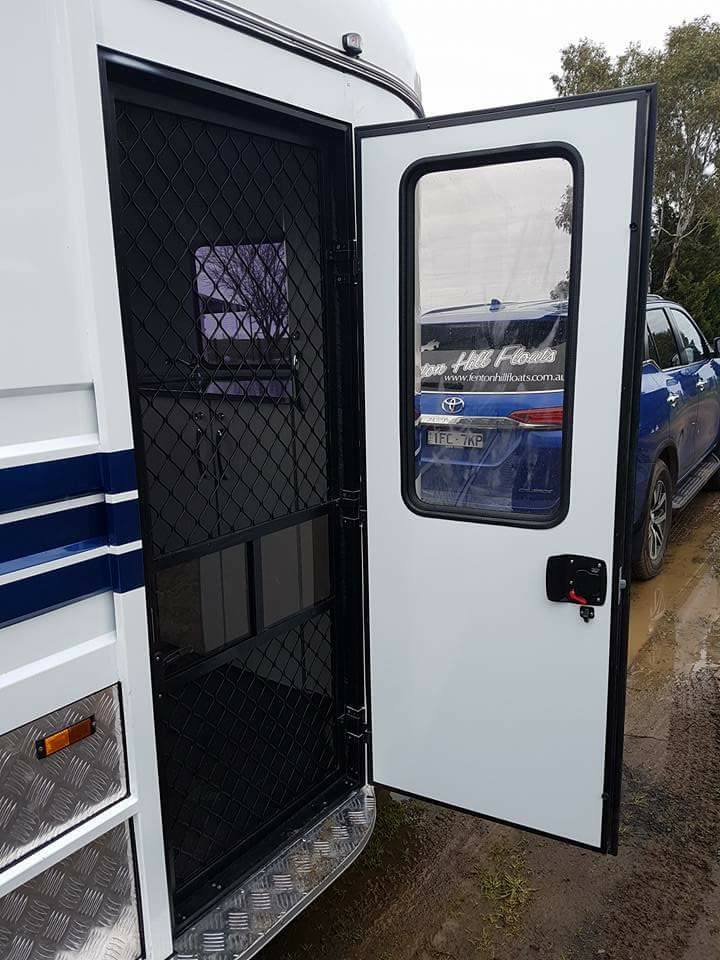 Стандартный тип 2 прицепа для перевозки лошадей с угловой загрузкой