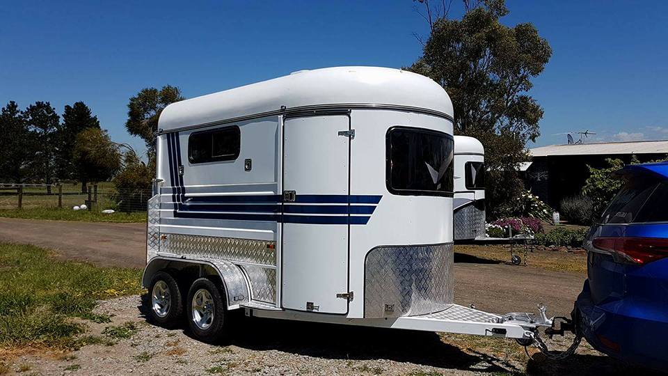 Стандартный тип 2 прицепа для перевозки лошадей с угловой загрузкой