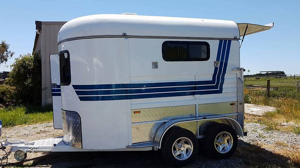 Стандартный тип 2 прицепа для перевозки лошадей с угловой загрузкой