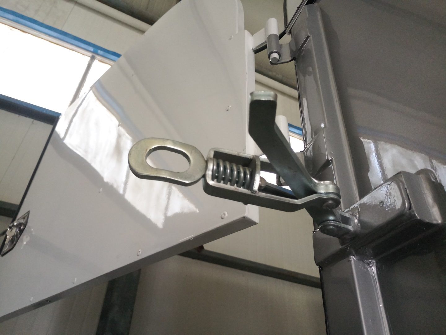 стандартный прицеп для перевозки лошадей с прямой загрузкой на 2 лошади