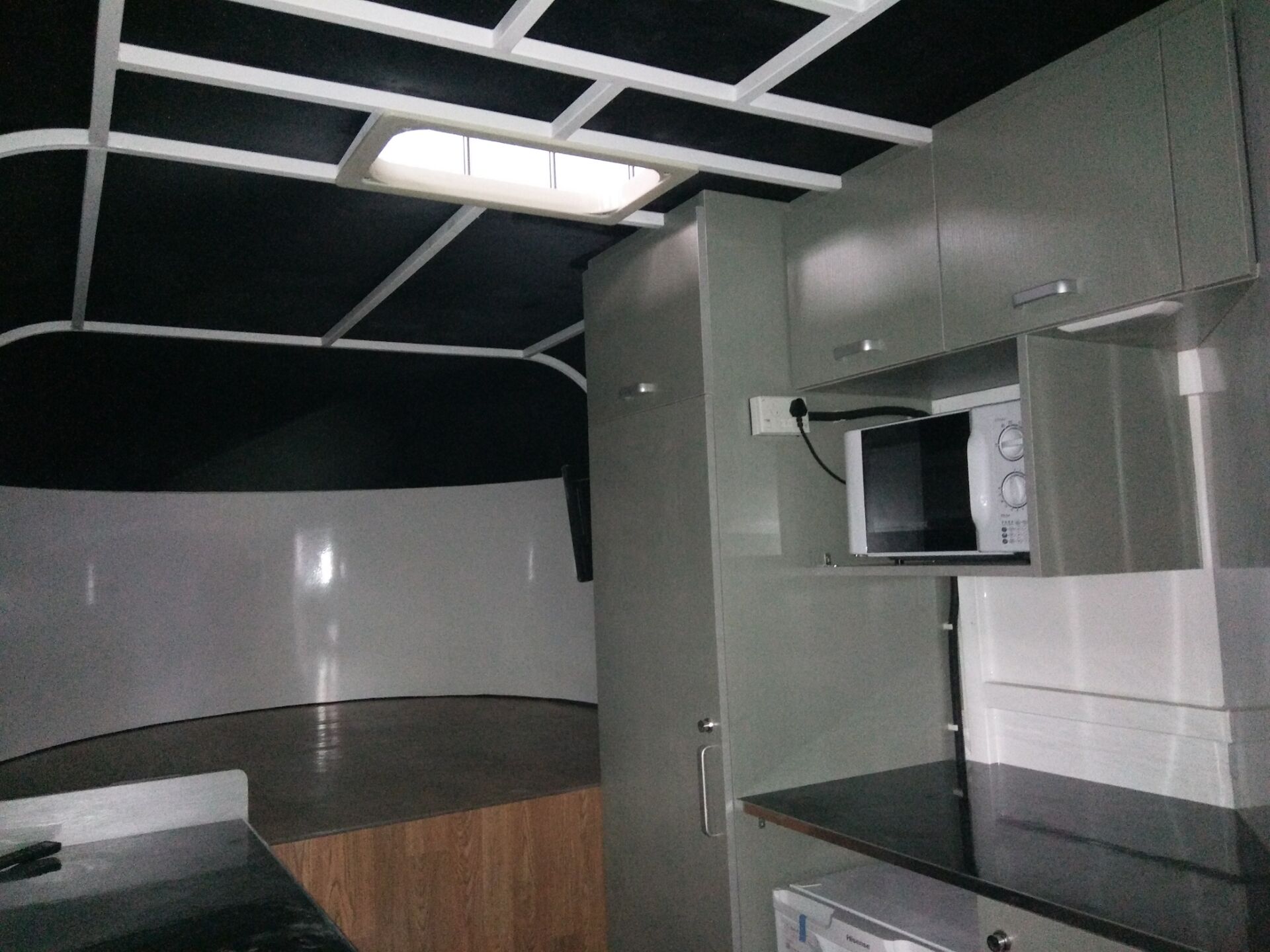 Изготовленный на заказ прицеп для перевозки лошадей с квадратной передней частью