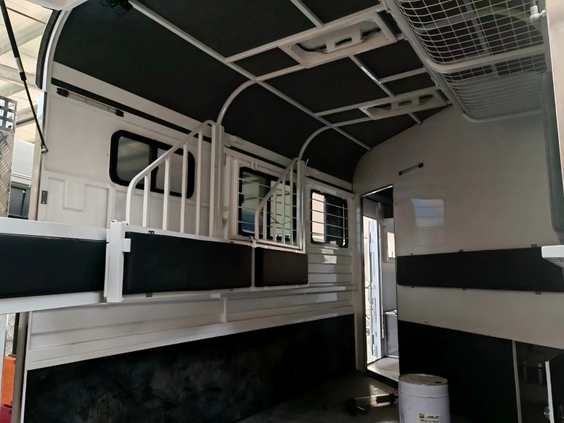 индивидуальный поплавок для лошади с квадратной передней частью