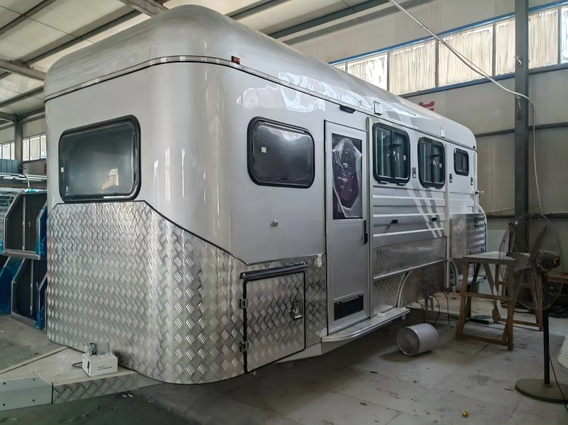 индивидуальный поплавок для лошади с квадратной передней частью