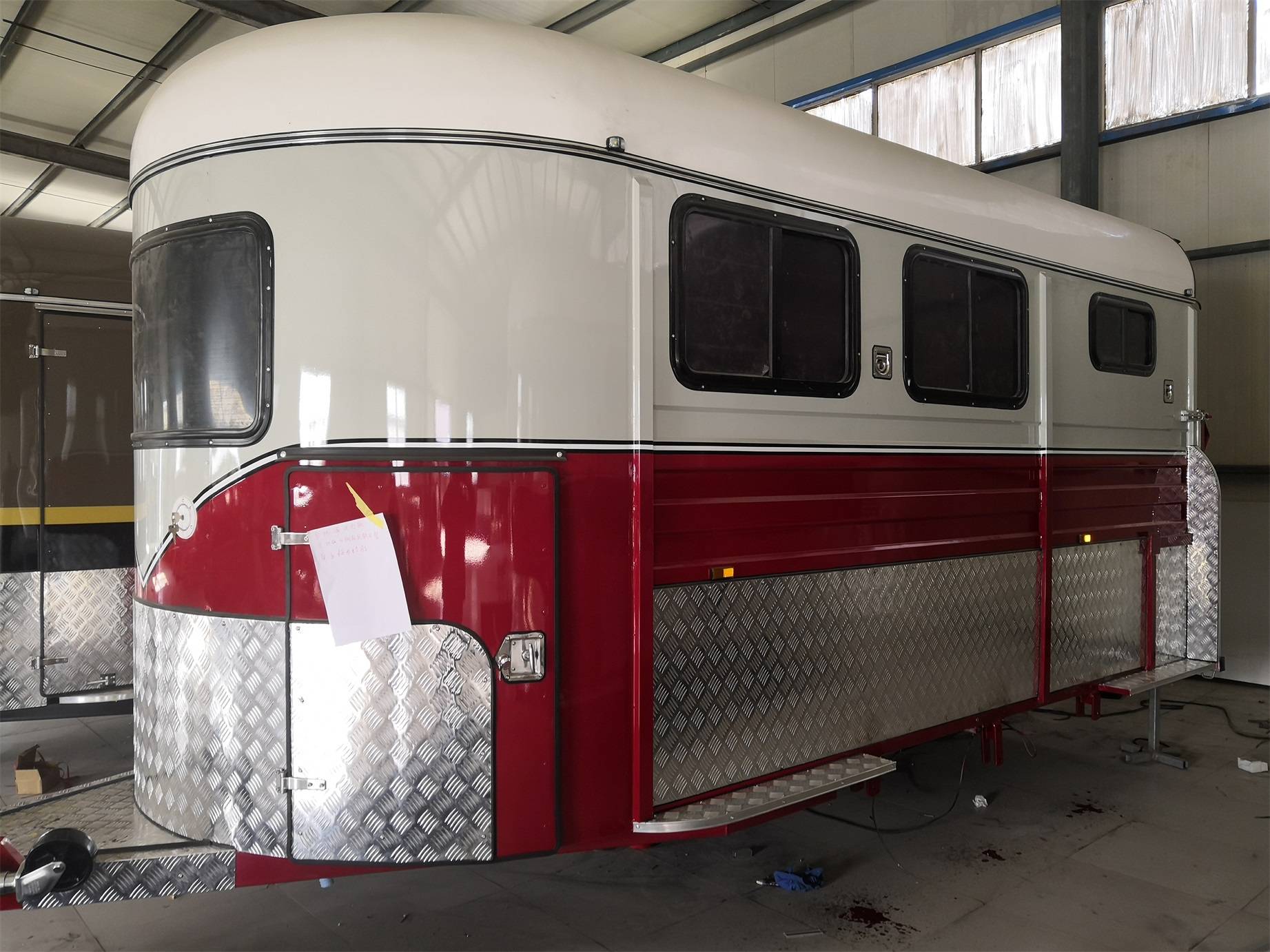 Стандартный прицеп для лошадей с угловой загрузкой на 3 лошадиных силы