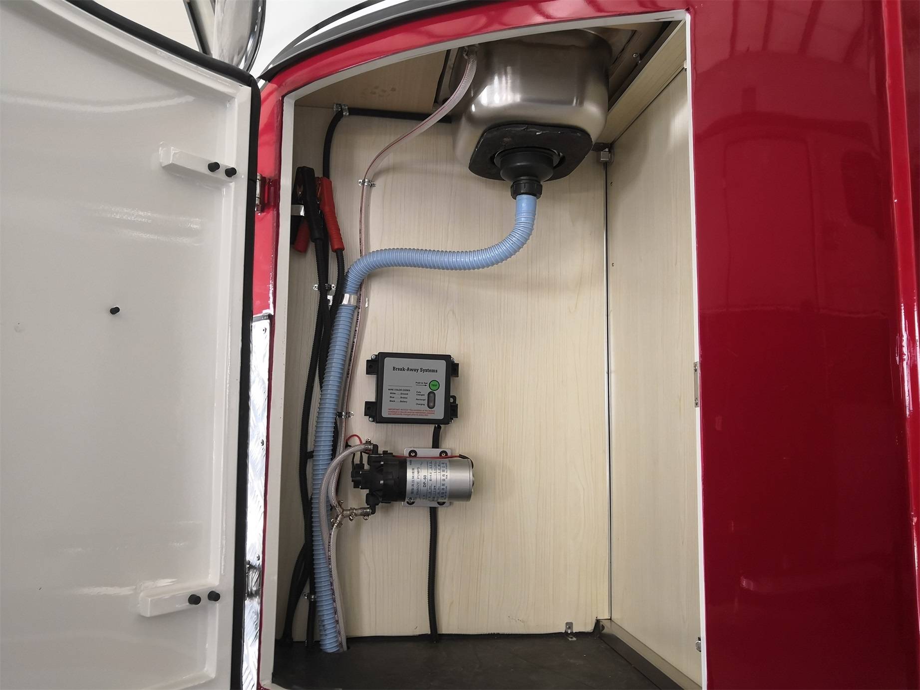 Стандартный прицеп для лошадей с угловой загрузкой на 3 лошадиных силы