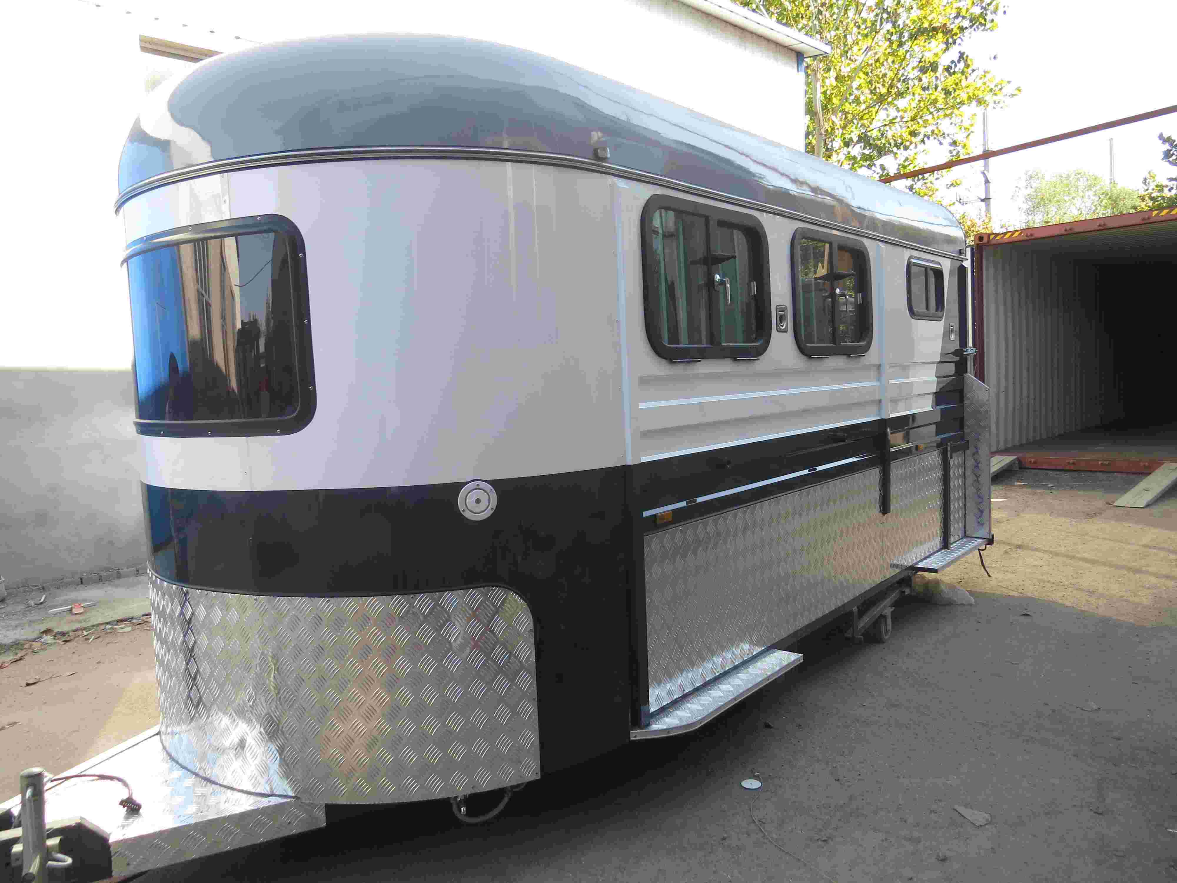 Стандартный тип 3-х лошадиный прицеп для перевозки лошадей с угловой загрузкой