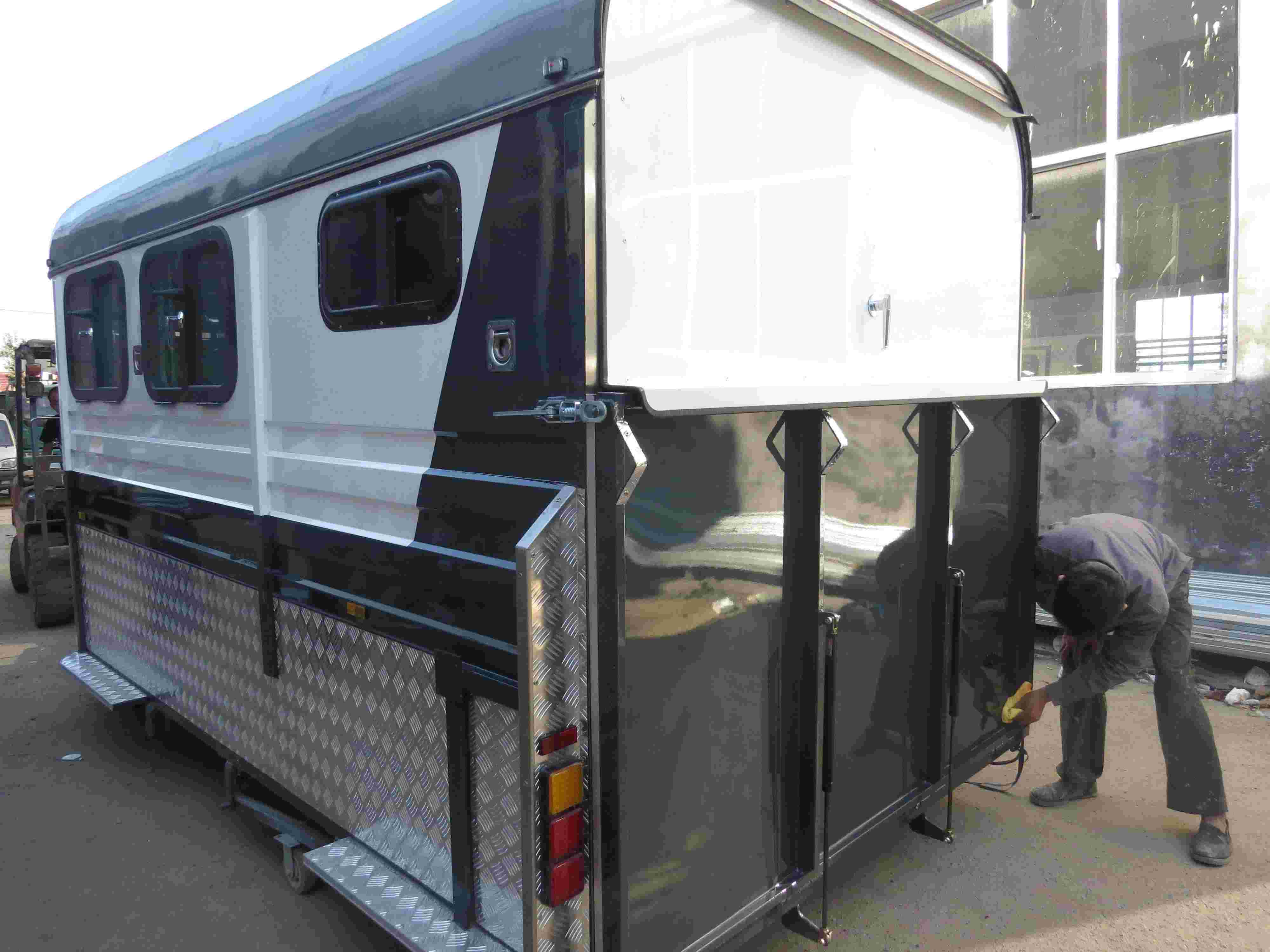 Стандартный тип 3-х лошадиный прицеп для перевозки лошадей с угловой загрузкой