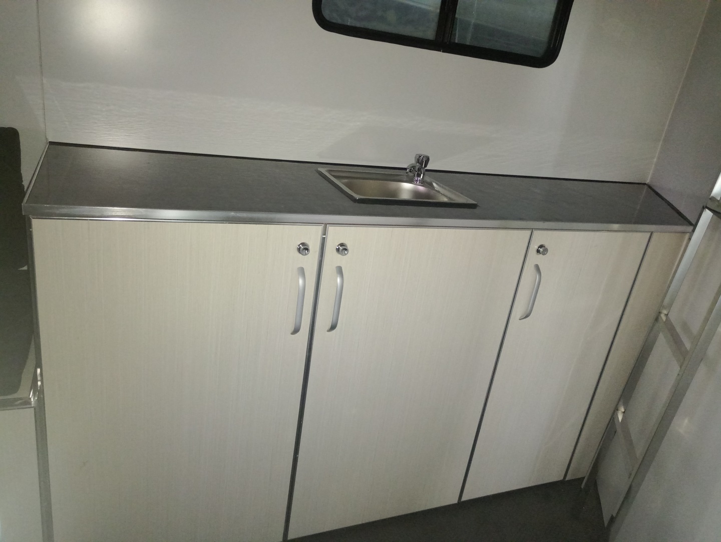 индивидуальный поплавок для лошади с квадратной передней частью