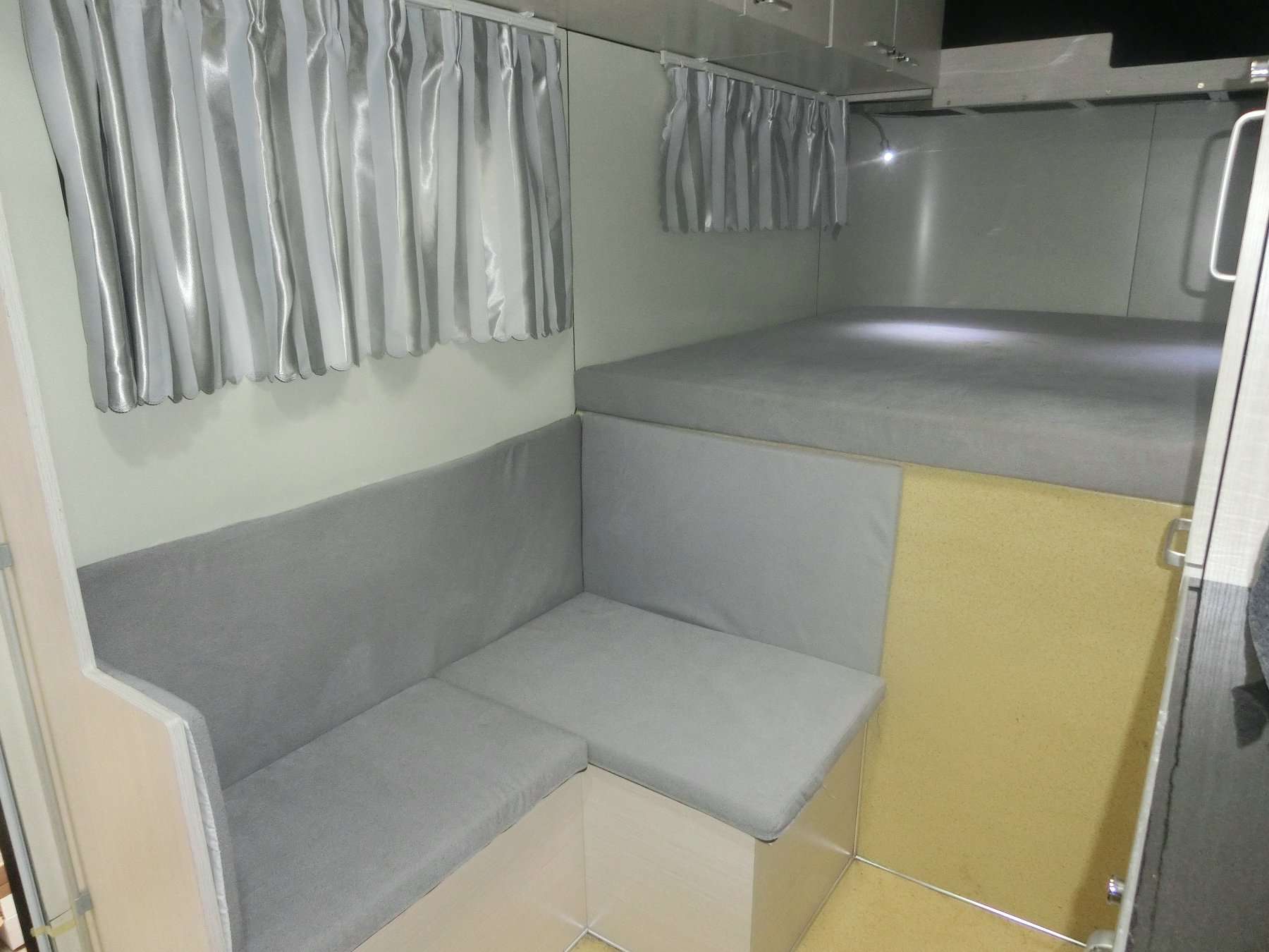 Изготовленный на заказ прицеп для перевозки лошадей с квадратной передней частью