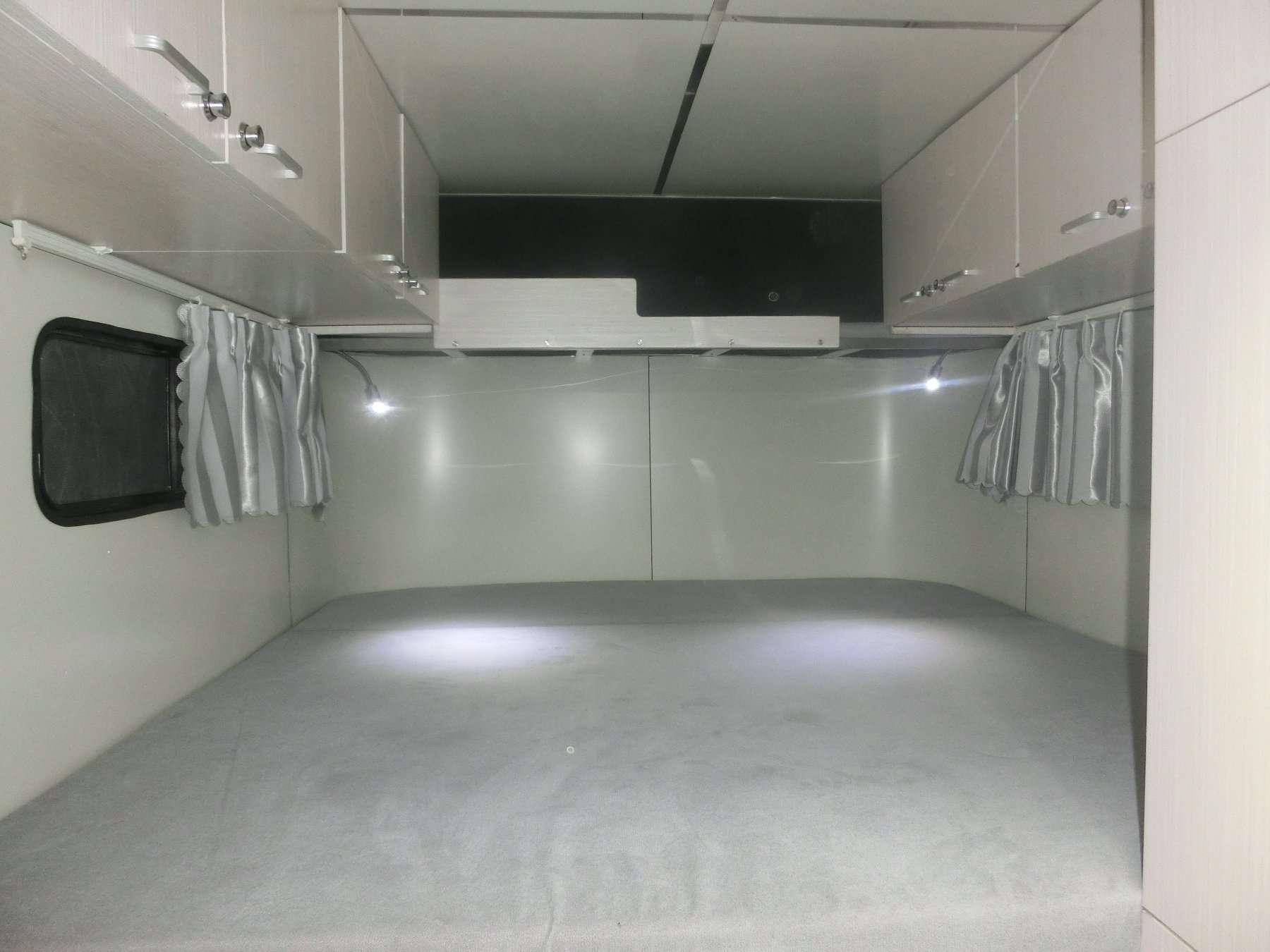 Изготовленный на заказ прицеп для перевозки лошадей с квадратной передней частью