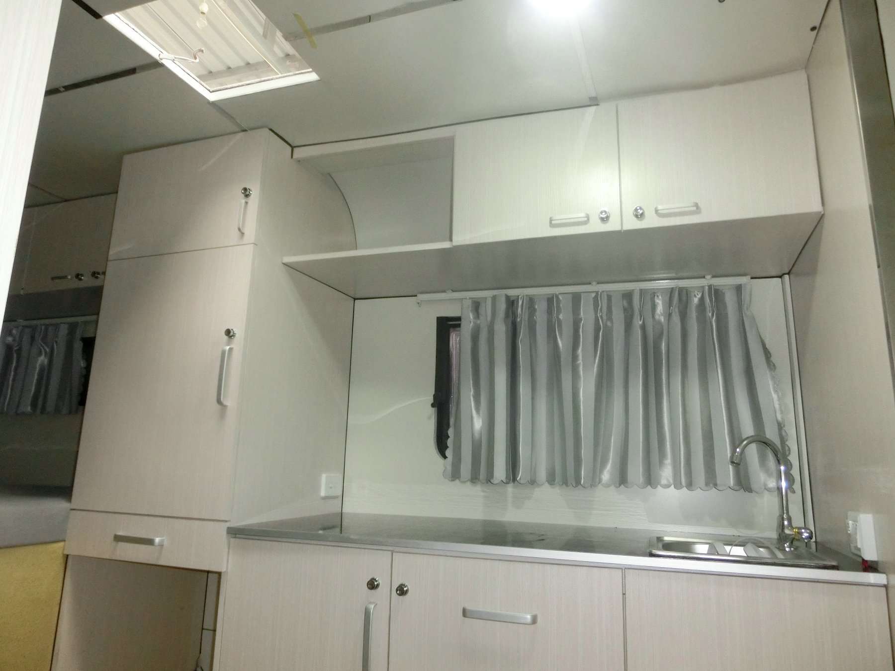 Изготовленный на заказ прицеп для перевозки лошадей с квадратной передней частью