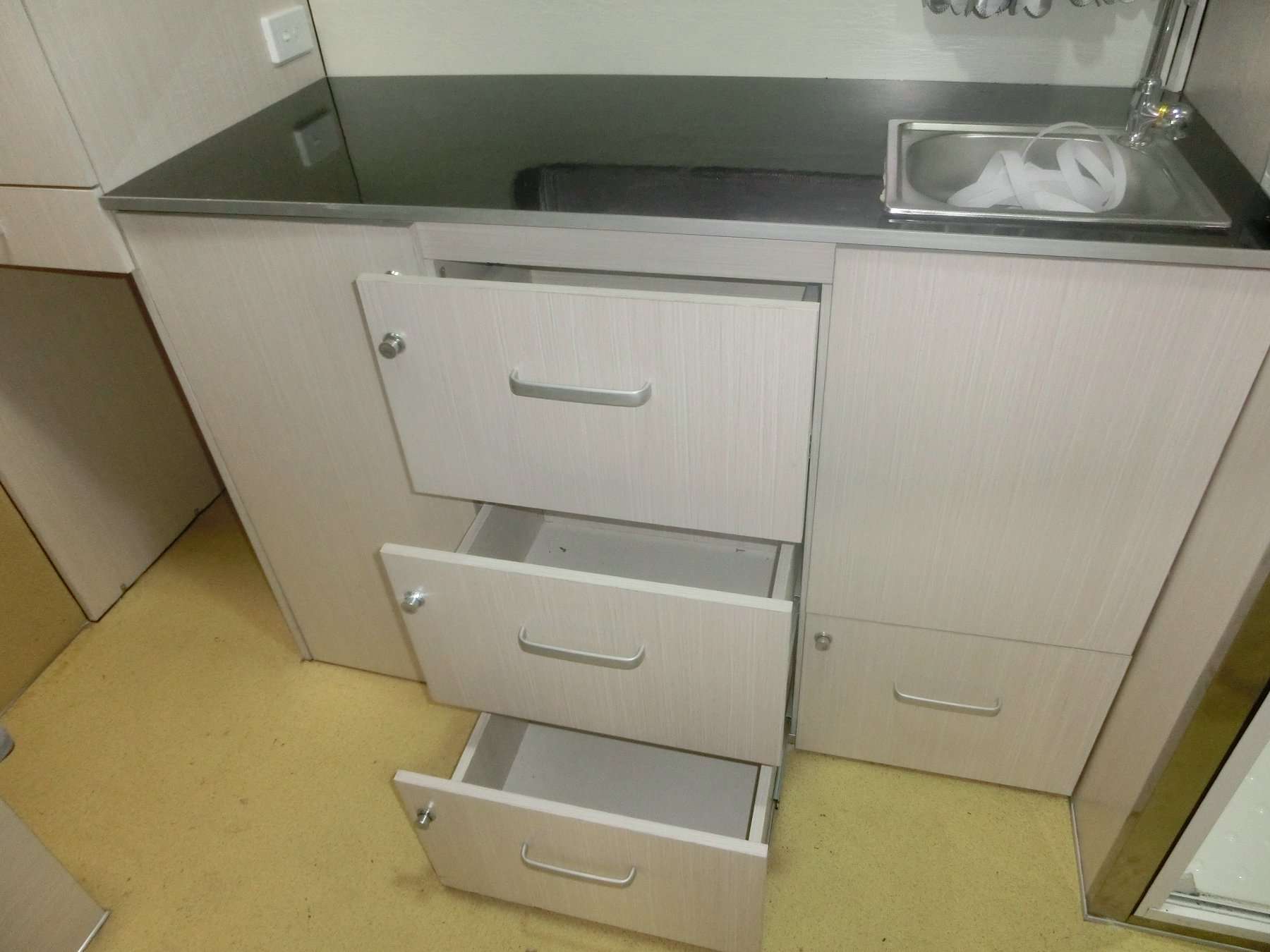 Изготовленный на заказ прицеп для перевозки лошадей с квадратной передней частью