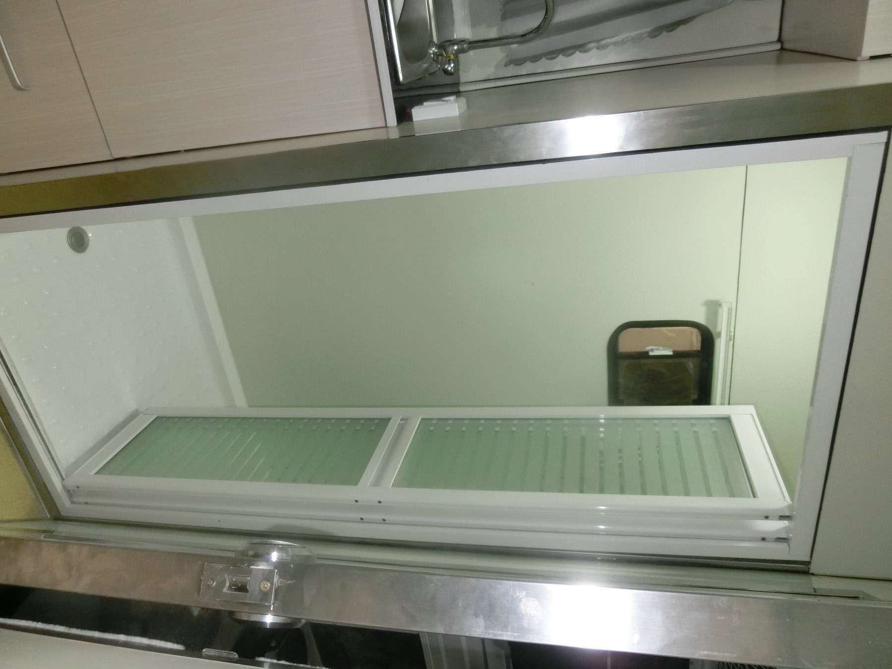 Изготовленный на заказ прицеп для перевозки лошадей с квадратной передней частью